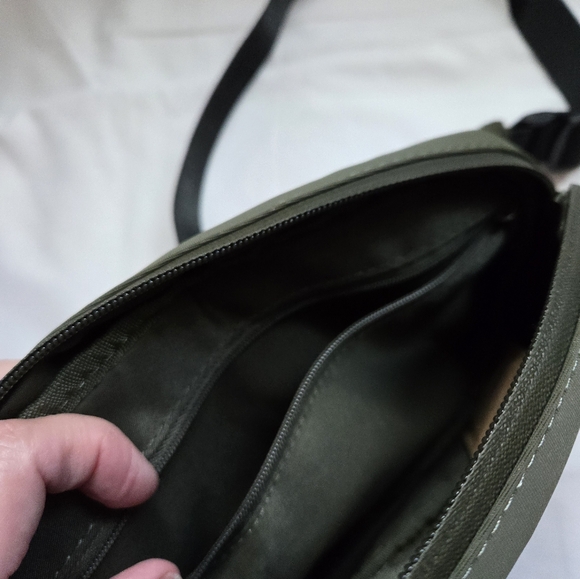 obé Waistpack + 1 Month Free Trial. Army green color. - Picture 3 of 5